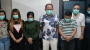HP (kedua dari kanan) serta enam orang lainnya yang diamankan saat pesta narkoba di tempat karaoke di Surabaya. (Dok. Polda Jatim).
