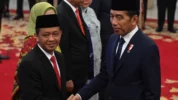 Presiden Joko Widodo Berjabat Tangan Dengan Menteri ESDM Bahlil Lahadalia