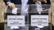 Anggota DPR Saat Memasukkan Kertas Suara Pemilihan Calon Pimpinan dan Calon Dewan Pengawas KPK