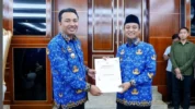 Bupati Lutra Terima Bantuan Rp500 Juta dari Gubernur untuk Korban Longsor di Rongkong