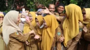 Bupati Luwu Utara, Indah Putri Indriani Saat Berjabat Tangan Dengan Para ASN Dalam Apel Terakhir