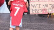 Kenneth Terima Hadiah Jersey Marselino Ferdinan Dari Timnas Indonesia