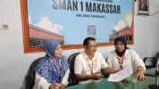 Ketua Panitia SPMB SMAN 1 Makassar 2025 Mustari Mustamin (Tengah) Memberikan Keterangan Terkait Pendaftaran SPMB 2025 di SMAN 1 Makassar
