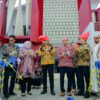 Wakil Gubernur Sulawesi Selatan, Fatmawati Rusdi, mendampingi Menteri Usaha Mikro, Kecil, dan Menengah (UMKM) Republik Indonesia, Maman Abdurrahman, meresmikan Unit Pelaksana Teknis (UPT) Pusat Layanan Usaha Terpadu (PLUT) Dinas Koperasi dan UKM Provinsi Sulawesi Selatan, di Jalan Metro Tanjung Bunga, Makassar, Kamis, (28/8/2025).