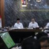 Menteri Desa dan Pembangunan Daerah Tertinggal (Mendes PDT) Yandri Susanto Saat Mengikuti Rapat Koordinasi Terbatas (Rakortas) Percepatan Pembentukan Kopdes Merah Putih yang Dipimpin Menko Pangan Zulkifli Hasan, di Kantor Kemenko Pangan, Jakarta Pusat, Rabu (20/8/2025).