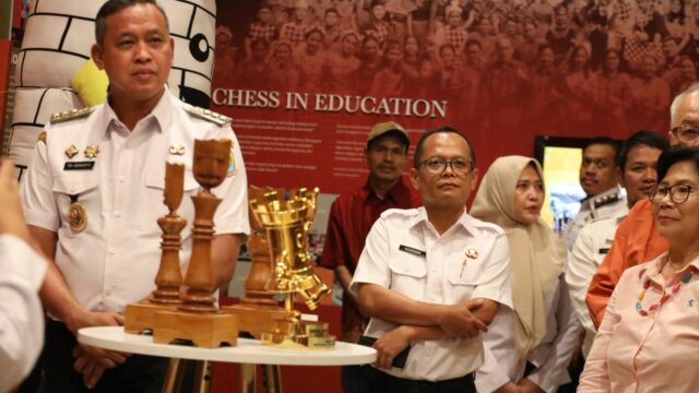 Wali Kota Bekasi, Tri Adhianto Saat Berkunjung ke Museum Catur Utut Adianto