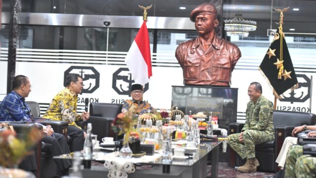 Mendes PDT, Yandri Susanto Saat Melakukan Audiensi dengan Panglima Kopassus Letnan Jenderal TNI Djon Afriandi di Markas TNI AD Kopassus, Jakarta Timur, Selasa (23/12/2025).