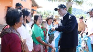 Mentan Amran Saat Melakukan Kunjungan ke Warga Terdampak Banjir di Tapanuli Tengah